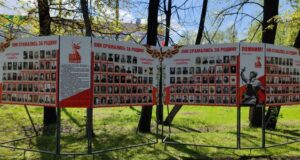 «Стену памяти» монтируют в Парке Победы