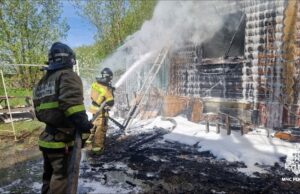 На турбазе «Юность» крупный пожар: горел трехэтажный дом