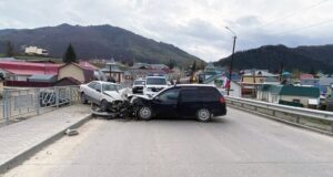 В Усть-Кане нетрезвый водитель устроил ДТП с пострадавшими В Усть-Кане молодой водитель устроил пьяное ДТП с пострадавшими