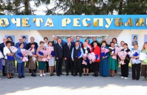 В Горно-Алтайске открыли обновленную Доску почета республики