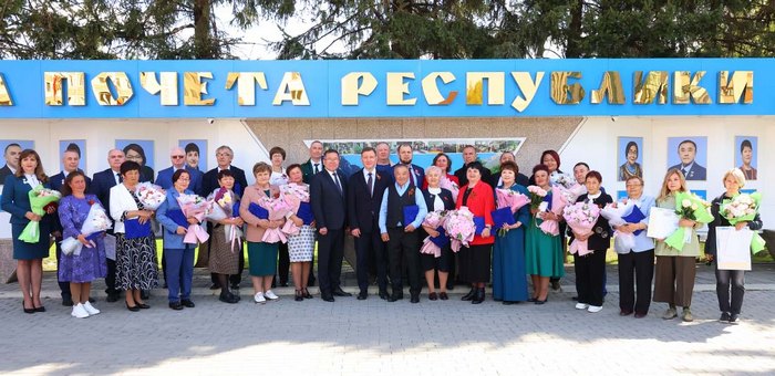 В Горно-Алтайске открыли обновленную Доску почета республики