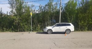 Ребенок выбежал на дорогу и попал под колеса иномарки в Горно-Алтайске Ребенок выбежал на дорогу и попал под колеса иномарки в Горно-Алтайске