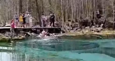 Жителей Горного Алтая возмутило купание туриста в Гейзерном озере