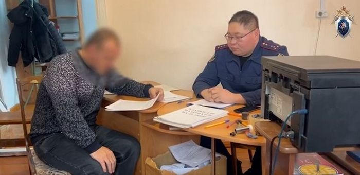Работник лесничества обвиняется в получении взятки и укрывательстве незаконной рубки