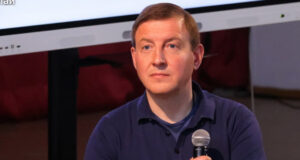 Турчак пытается сохранить баланс между федеральными требованиями и спецификой региона