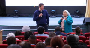 «Никто наши районы и села не режет»: Андрей Турчак в Усть-Кане встретился с жителями