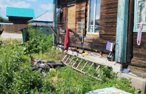 Пьяный мотоциклист влетел в металлический забор в Горно-Алтайске Пьяный мотоциклист влетел в металлический забор в Горно-Алтайске