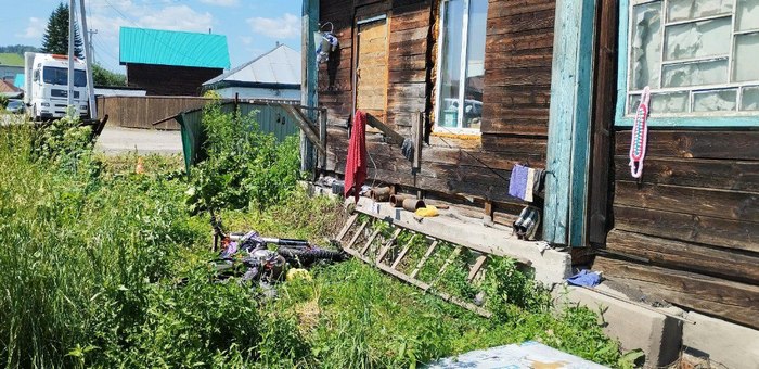 Пьяный мотоциклист влетел в металлический забор в Горно-Алтайске