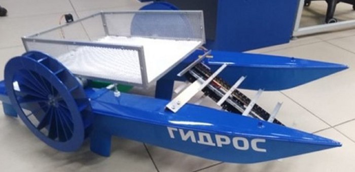На Алтае школьники изобрели устройство для сбора мусора с поверхности воды