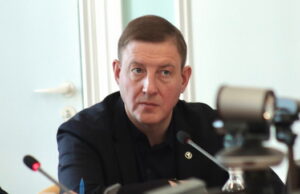 Турчак обсудил с депутатами земельные и кадровые вопросы Турчак обсудил с депутатами земельный и мусорный вопросы