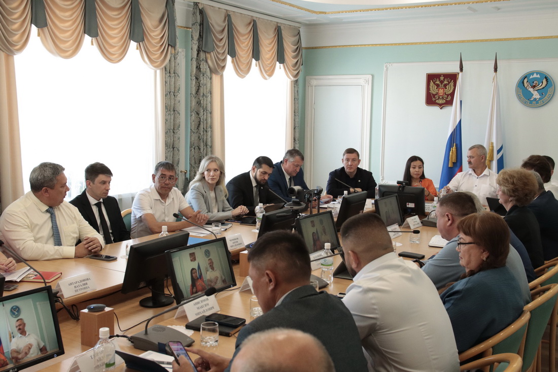 Турчак обсудил с депутатами земельный и мусорный вопросы 