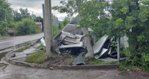 Иномарка влетела в забор в Горно-Алтайске, пострадали четыре человека