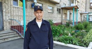 Полицейский спас мужчину из горящей квартиры в Горно-Алтайске