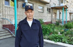 Полицейский спас мужчину из горящей квартиры в Горно-Алтайске