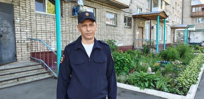 Полицейский спас мужчину из горящей квартиры в Горно-Алтайске