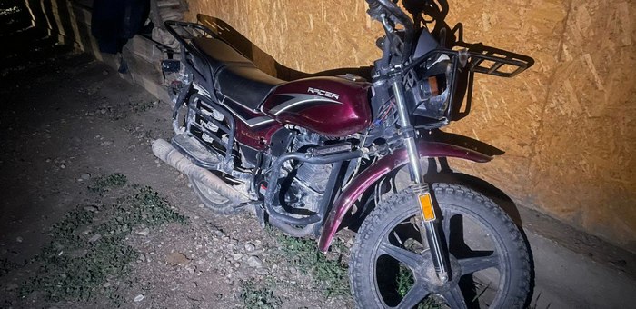 16-летняя мотоциклистка взрезалась в забор в Ортолыке и попала в больницу