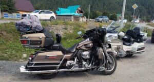 УАЗ и Harley Davidson столкнулись в Элекмонаре, пострадали байкер и его подруга УАЗ и Harley Davidson столкнулись в Элекмонаре, пострадали байкер и его подруга