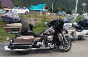 УАЗ и Harley Davidson столкнулись в Элекмонаре, пострадали байкер и его подруга УАЗ и Harley Davidson столкнулись в Элекмонаре, пострадали байкер и его подруга