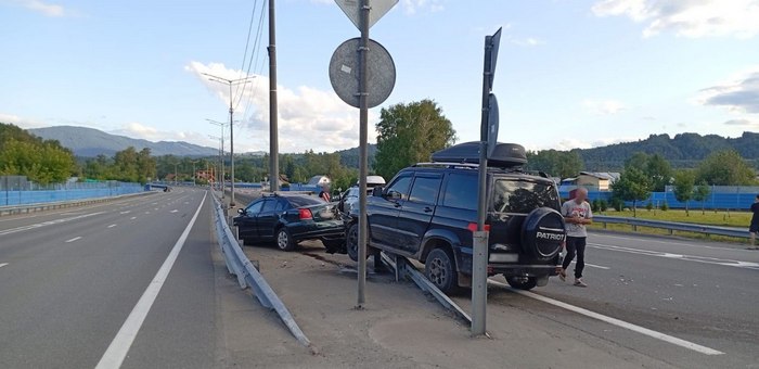 УАЗ и «Тойота» столкнулись в Дубровке, пострадал водитель иномарки