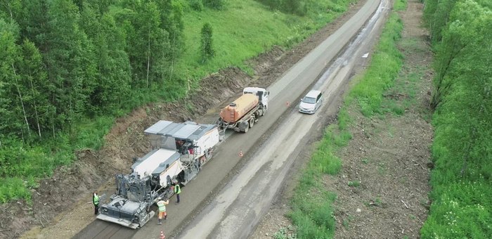 На подъезде к Телецкому озеру начали укладку верхнего слоя асфальта