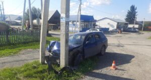 Горожанин разбил «Мазду», врезавшись в столб в Майме
