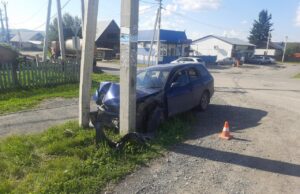 Горожанин разбил «Мазду», врезавшись в столб в Майме