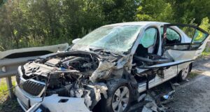 Водитель грузового автомобиля на встречке снес иномарку с тремя детьми