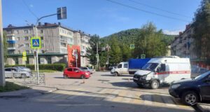 Автомобиль скорой помощи, который вез пострадавшего в аварии, сам попал в аварию
