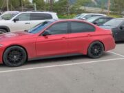 Туристка на BMW врезалась в фонарный столб, въезжая на парковку Туристка на BMW врезалась в фонарный столб, въезжая на парковку у ВК «Манжерок»