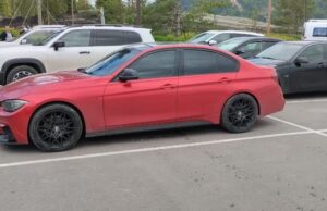 Туристка на BMW врезалась в фонарный столб, въезжая на парковку Туристка на BMW врезалась в фонарный столб, въезжая на парковку у ВК «Манжерок»