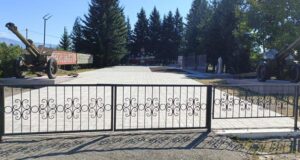 В Усть-Коксе благоустроили Мемориал Славы
