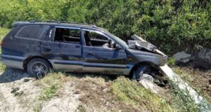 Иномарка врезалась в фонарный столб у Карлушки, пострадал водитель