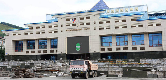 Начался ремонт входной группы Национального театра