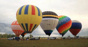 Первый фестиваль воздухоплавания «Небо Алтая» проходит в Усть-Коксе