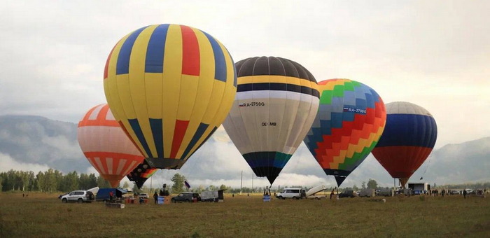 Фестиваль воздухоплавания «Небо Алтая» проходит в Усть-Коксе