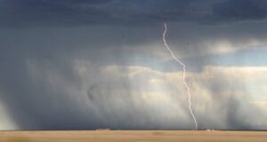 Штормовое предупреждение: ливни, грозы, град