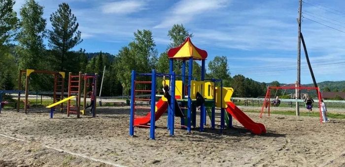 Детскую площадку благоустроили в Каракокше