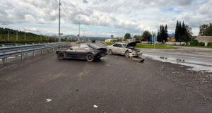 В Майме «Тойота» влетела в ограждение, зацепив «Ниссан» с водителем В Майме «Тойота» влетела в ограждение, зацепив «Ниссан» с водителем