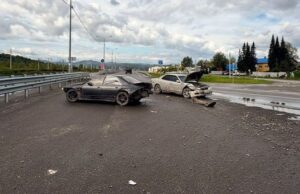 В Майме «Тойота» влетела в ограждение, зацепив «Ниссан» с водителем