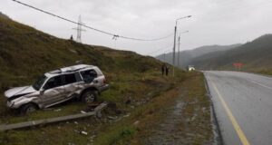 «Крузер» слетел в кювет и врезался в опору ЛЭП у Хабаровки, водитель госпитализирован «Крузер» слетел в кювет и врезался в опору ЛЭП у Хабаровки, водитель госпитализирован
