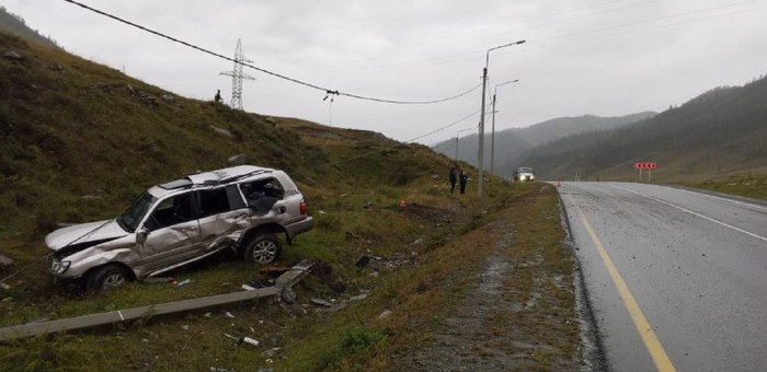 «Крузер» слетел в кювет и врезался в опору ЛЭП у Хабаровки, водитель госпитализирован