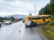 Школьный автобус столкнулся с «Ладой» в Элекмонаре Школьный автобус столкнулся с «Ладой» в Элекмонаре