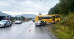 Школьный автобус столкнулся с «Ладой» в Элекмонаре Школьный автобус столкнулся с «Ладой» в Элекмонаре