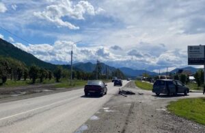 Мотоциклист сломал ногу в ДТП с иномаркой в Чемале