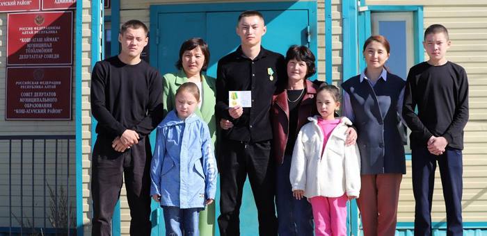 Пожарный из Горно-Алтайска награжден медалью Минобороны