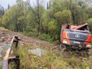 Самосвал слетел в кювет у Верх-Бийска, пострадали два человека Самосвал слетел в кювет у Верх-Бийска, пострадали два человека