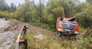 Самосвал слетел в кювет у Верх-Бийска, пострадали два человека Самосвал слетел в кювет у Верх-Бийска, пострадали два человека