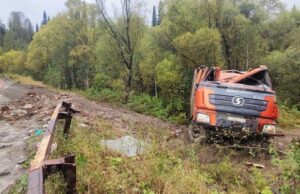 Самосвал слетел в кювет у Верх-Бийска, пострадали два человека Самосвал слетел в кювет у Верх-Бийска, пострадали два человека
