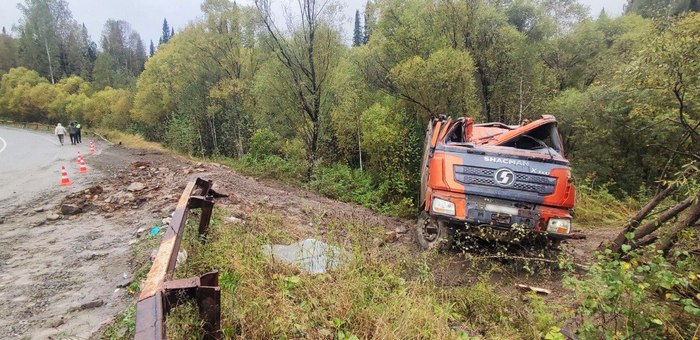 Самосвал слетел в кювет у Верх-Бийска, пострадали два человека