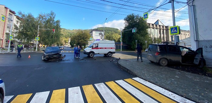 Пролетел перекресток на красный свет: сельчанин устроил ДТП в Горно-Алтайске